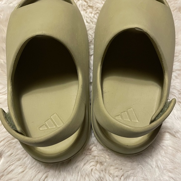 Kids Yeezys - Picture 3 of 9